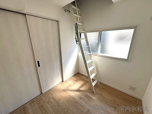 大きな窓からの採光で、とても明るいお部屋です。
