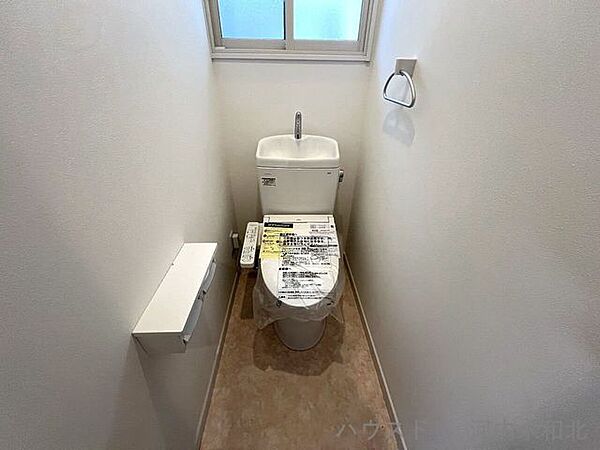 トイレは窓付きなので換気がしやすいですね。