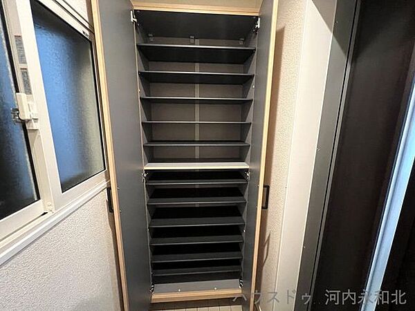 可動棚付きのシューズボックス。いつ見ても綺麗な状態に保てます。