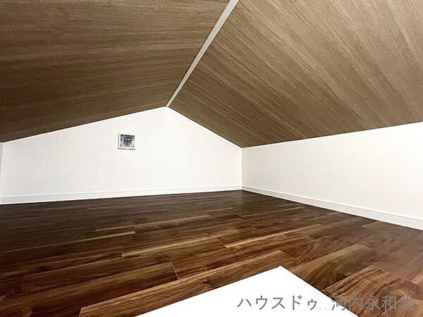 秘密基地のようなワクワク感を演出する、木目に包まれたロフトスペース。