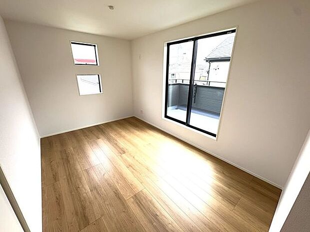 2面採光のお部屋は明るく風通しの良いお部屋です♪