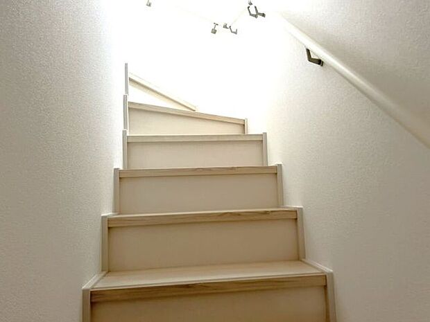 階段 同仕様 小さなお子様からご年配の方まで安心の手すり付き階段♪