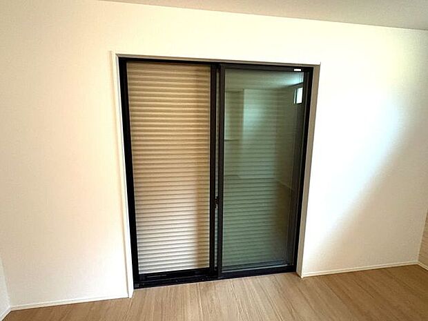 シャッター雨戸 長期の旅行や台風などの災害に役立つシャッター雨戸♪