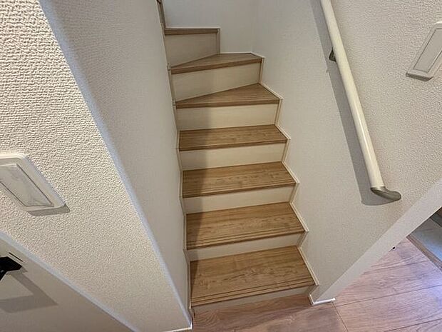 小さなお子様からご年配の方まで安心の手すり付き階段♪