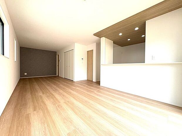 明るく開放的な広々リビング♪一家団欒の時間が増えそうです♪