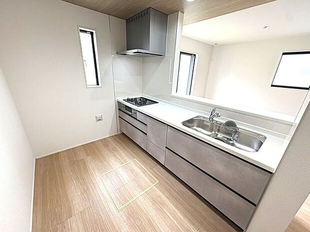 使い勝手の良いカウンターシステムキッチン♪家族の様子を見守りながら家事ができます♪