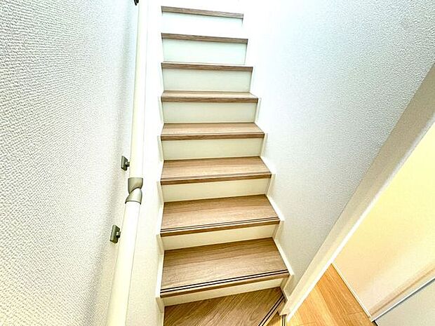 小さなお子様からご年配の方まで安心の手すり付き階段♪