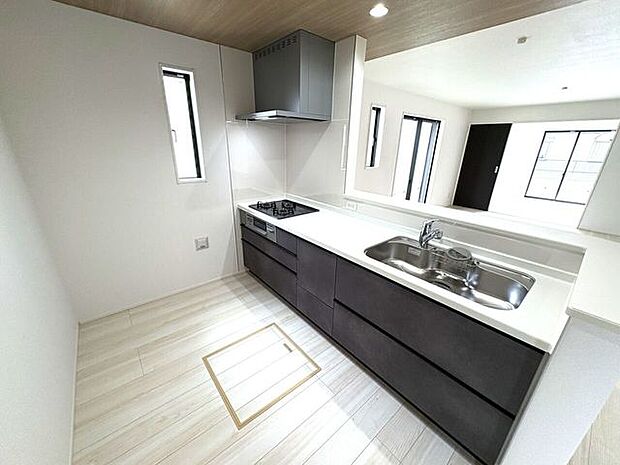 使い勝手の良いカウンターシステムキッチン♪家族の様子を見守りながら家事ができます♪