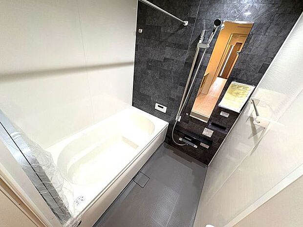 ゆったりくつろげるバスルーム♪小窓付きで換気もバッチリです♪