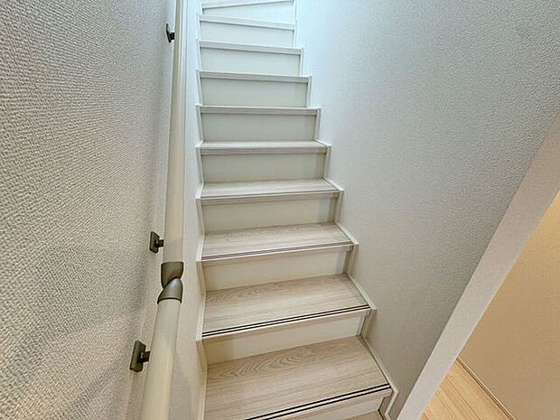 小さなお子様からご年配の方まで安心の手すり付き階段♪