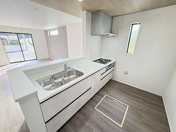 使い勝手の良いカウンターシステムキッチン♪家族の様子を見守りながら家事ができます♪