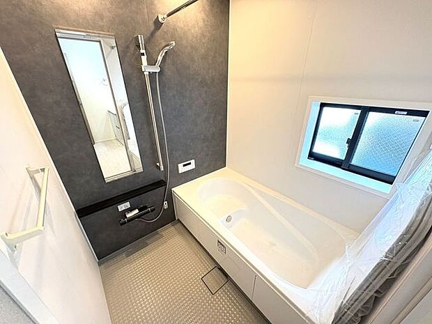 ゆったりくつろげるバスルーム♪小窓付きで換気もバッチリです♪