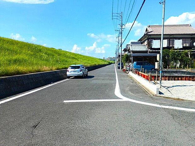 西側前面道路