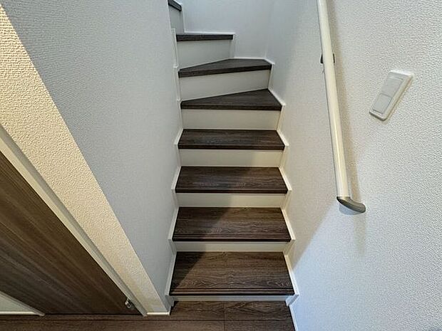 小さなお子様からご年配の方まで安心の手すり付き階段♪