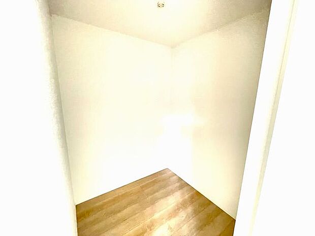 ウォークインクローゼット 同仕様 季節物の収納に便利なウォークインクローゼット完備!