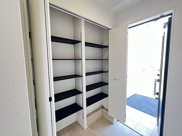 玄関 同仕様シューズボックス付きの玄関♪玄関がスッキリとお使いいただけます♪