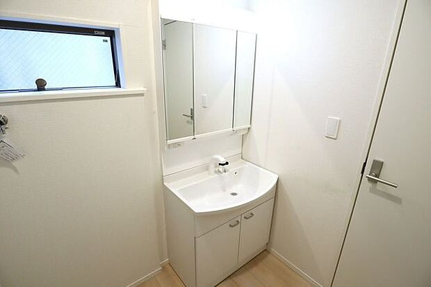 洗面所　同仕様　シャワー付き洗面化粧台♪朝の身支度も楽々♪