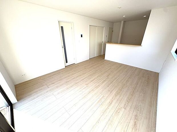 明るく開放的なリビング広々♪一家団欒の時間が増えそうです♪