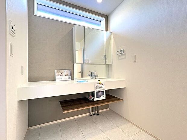 洗面所 同仕様 シャワー付き洗面化粧台♪朝の身支度も楽々♪