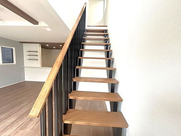 階段 同仕様 小さなお子様からご年配の方まで安心の手すり付き階段♪