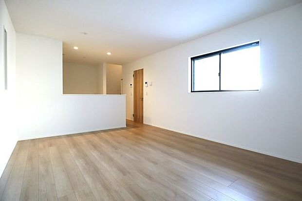 リビング 同仕様 明るく開放的なリビング広々♪一家団欒の時間が増えそうです♪