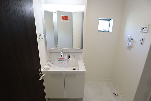 洗面所 同仕様 シャワー付き洗面化粧台♪朝の身支度も楽々♪