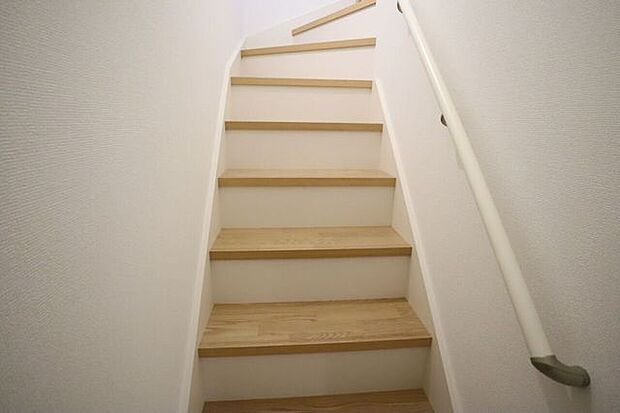 階段 同仕様 小さなお子様からご年配の方まで安心の手すり付き階段♪