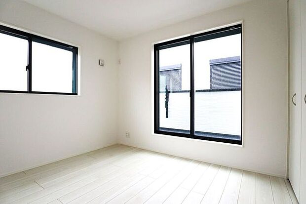 洋室 同仕様2面採光のお部屋は明るく風通しの良いお部屋です♪