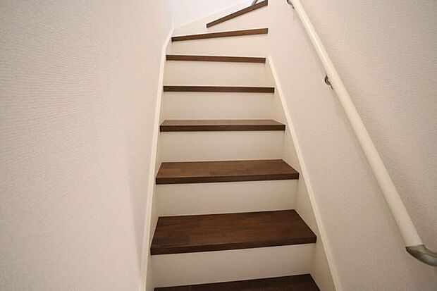 階段 同仕様 小さなお子様からご年配の方まで安心の手すり付き階段♪