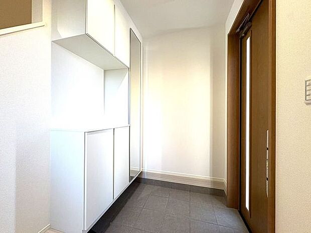 シューズボックス付きの玄関♪玄関がスッキリとお使いいただけます♪