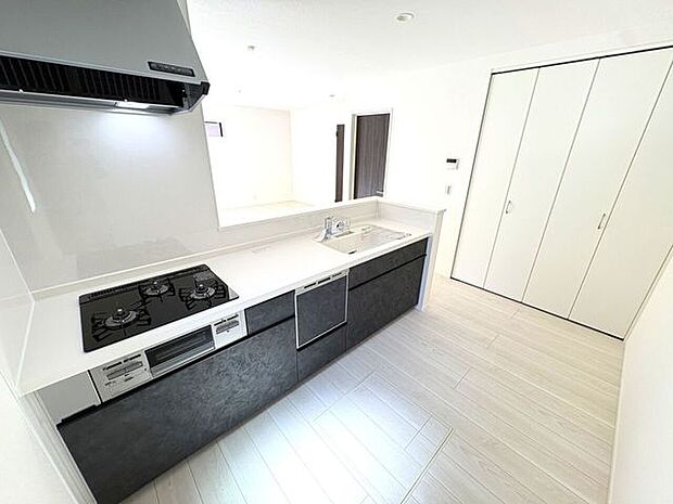 使い勝手の良いカウンターシステムキッチン♪家族の様子を見守りながら家事ができます♪