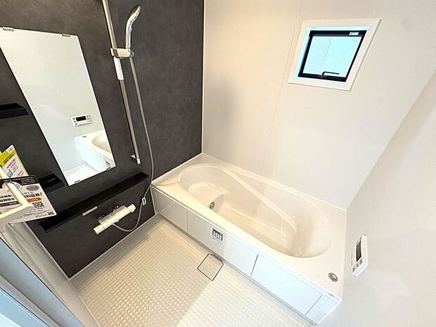 ゆったりくつろげるバスルーム♪小窓付きで換気もバッチリです♪