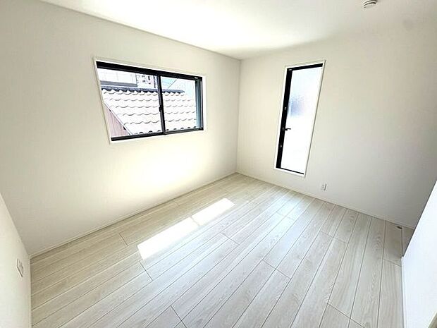 2面採光のお部屋は明るく風通しの良いお部屋です♪