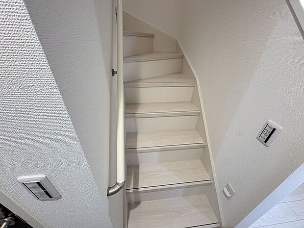 小さなお子様からご年配の方まで安心の手すり付き階段♪