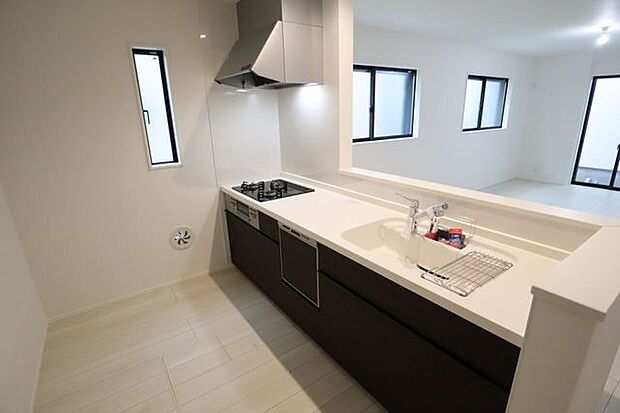 キッチン 同仕様使い勝手の良いカウンターシステムキッチン♪家族の様子を見守りながら家事ができます♪