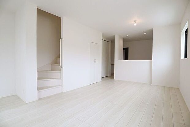 リビング 同仕様 明るく開放的なリビング広々♪一家団欒の時間が増えそうです♪