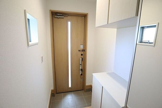 玄関 同仕様 シューズボックス付きの玄関♪玄関がスッキリとお使いいただけます♪