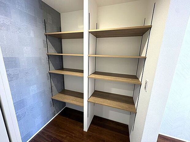 キッチン用品もスッキリ片付くパントリー収納！