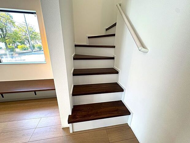 小さなお子様からご年配の方まで安心の手すり付き階段♪