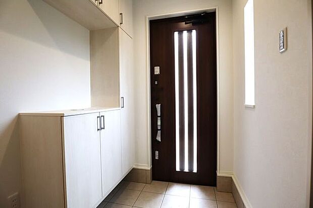 玄関 同仕様シューズボックス付きの玄関♪玄関がスッキリとお使いいただけます♪