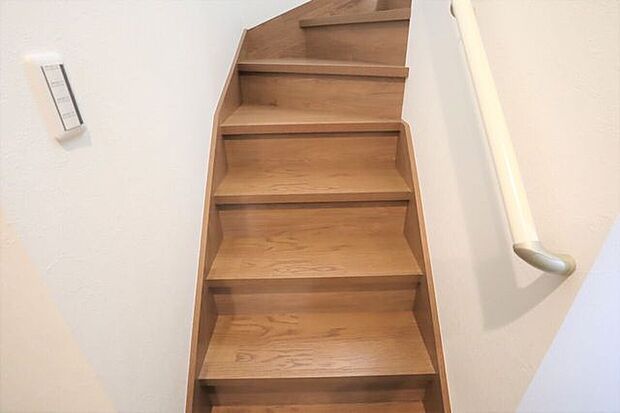 階段 同仕様 小さなお子様からご年配の方まで安心の手すり付き階段♪