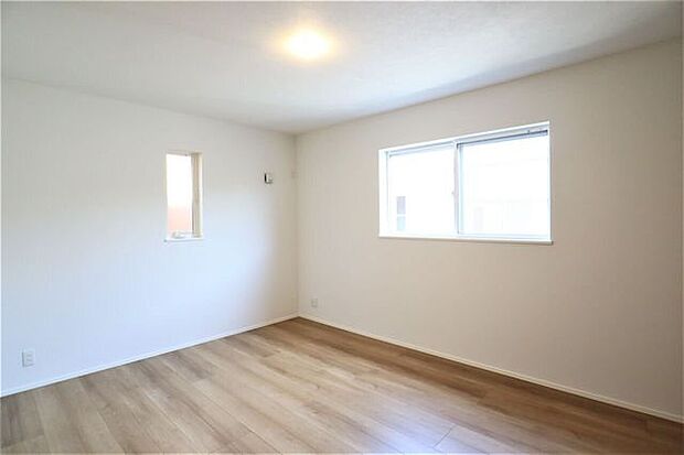 洋室 同仕様2面採光のお部屋は明るく風通しの良いお部屋です♪