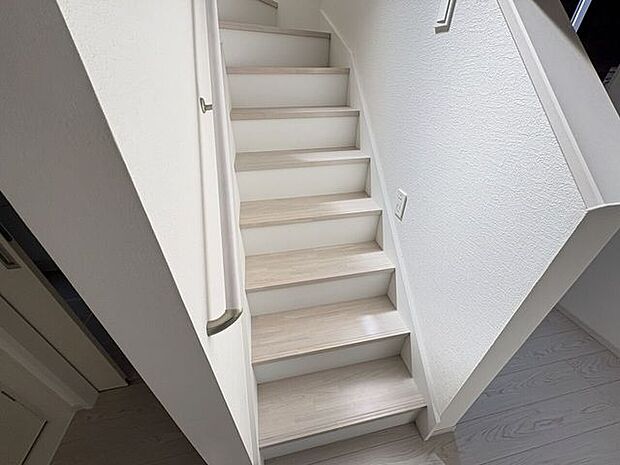 小さなお子様からご年配の方まで安心の手すり付き階段♪