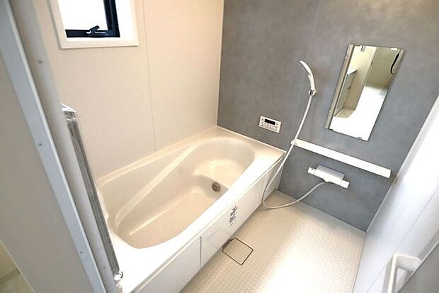 浴室 同仕様 ゆったりくつろげるバスルーム♪小窓付きで換気もバッチリです♪