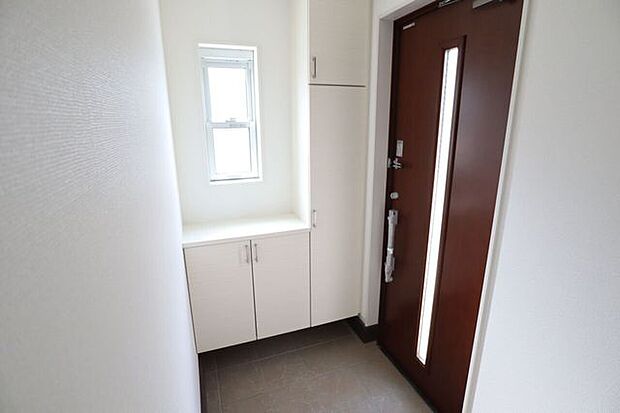 玄関　同仕様シューズボックス付きの玄関♪玄関がスッキリとお使いいただけます♪