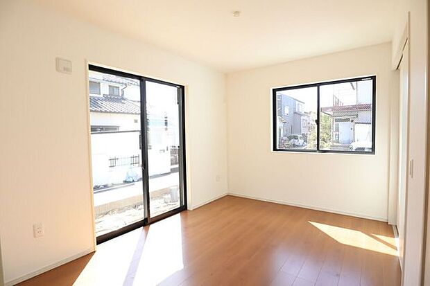 洋室　同仕様2面採光のお部屋は明るく風通しの良いお部屋です♪