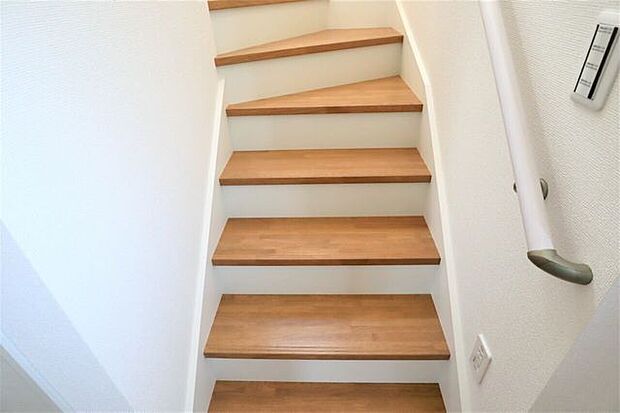 階段 同仕様 小さなお子様からご年配の方まで安心の手すり付き階段♪