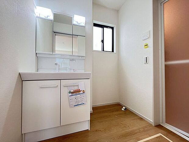 洗面所 同仕様 シャワー付き洗面化粧台♪朝の身支度も楽々♪