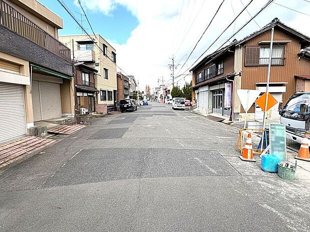 西側前面道路