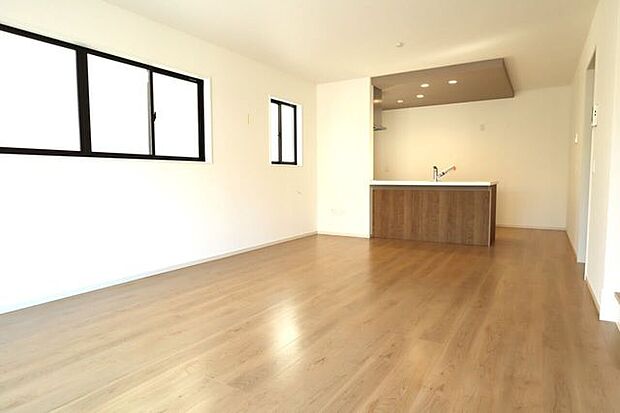 リビング　同仕様明るく開放的な広々リビング♪一家団欒の時間が増えそうです♪